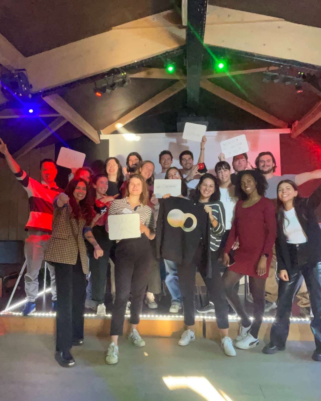 Photo de groupe après un atelier de cohésion d'équipe en entreprise