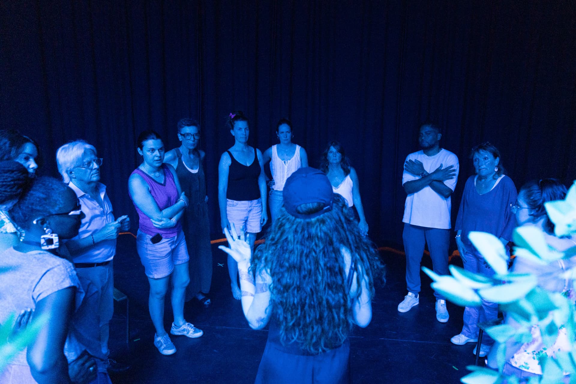 Le groupe en cercle autour de Danaé pendant un atelier NOD